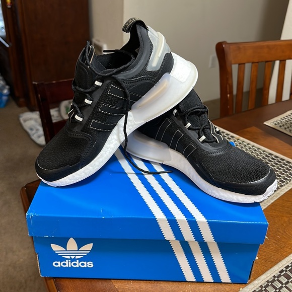 Adidas NMD V3 women’s size 7 - Picture 4 of 6